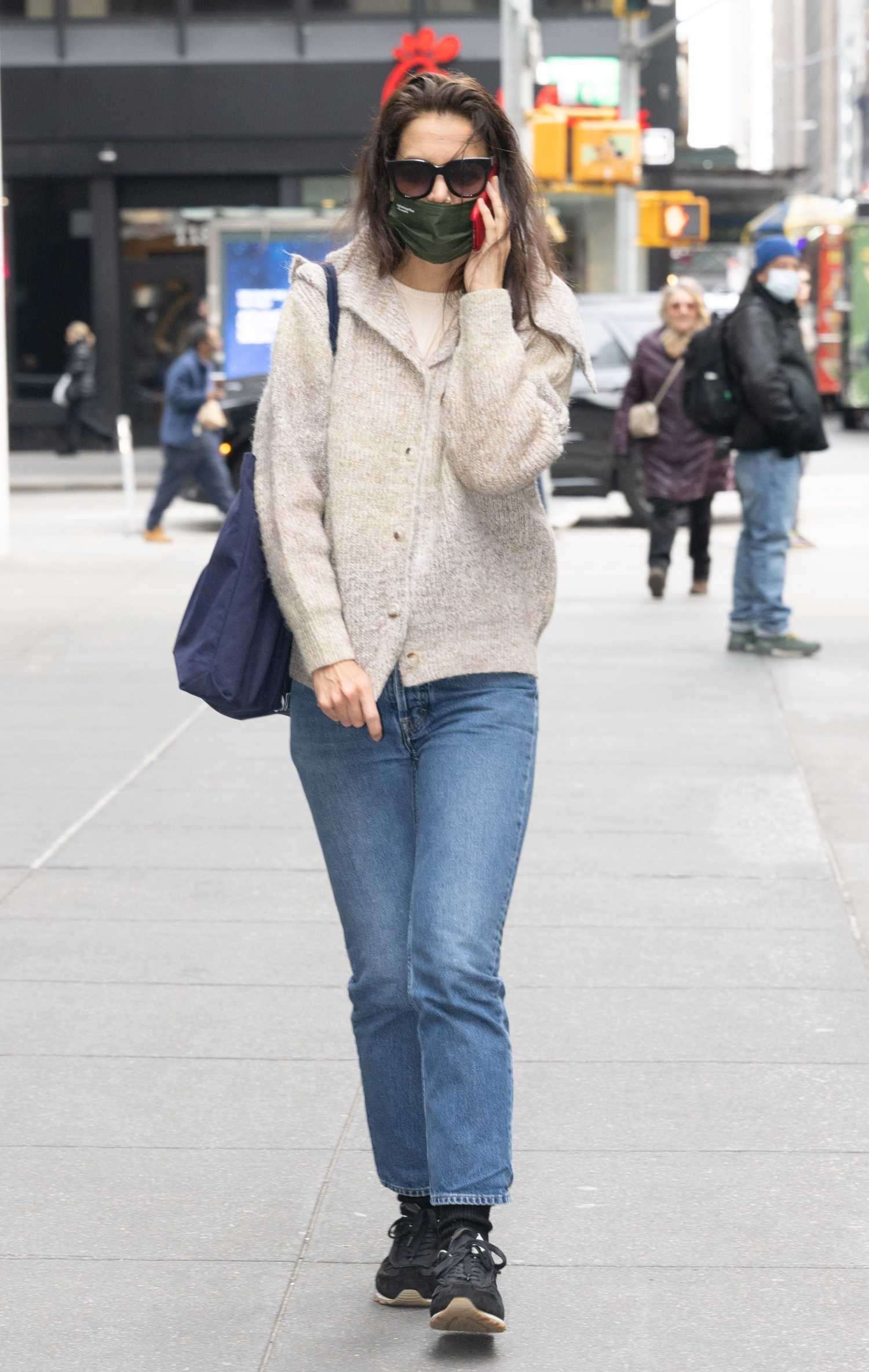 Katie Holmes in a Black Sneakers Was Seen Out in New York – Celeb Donut