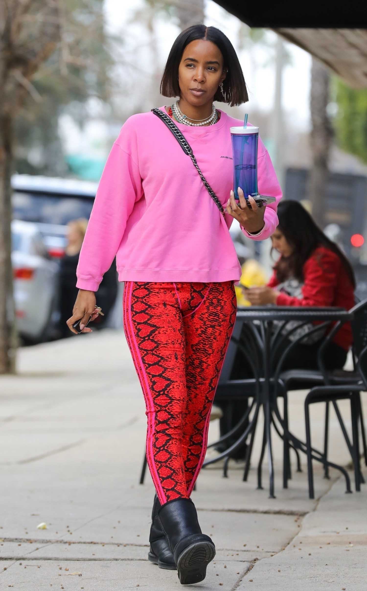 Kelly Rowland in a Pink Sweater Was Seen Out in Los Angeles – Celeb Donut