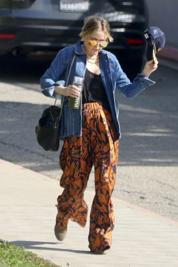 Kate Hudson in an Orange Pants