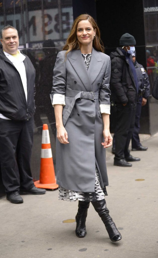 Amanda Peet in a Grey Trench Coat