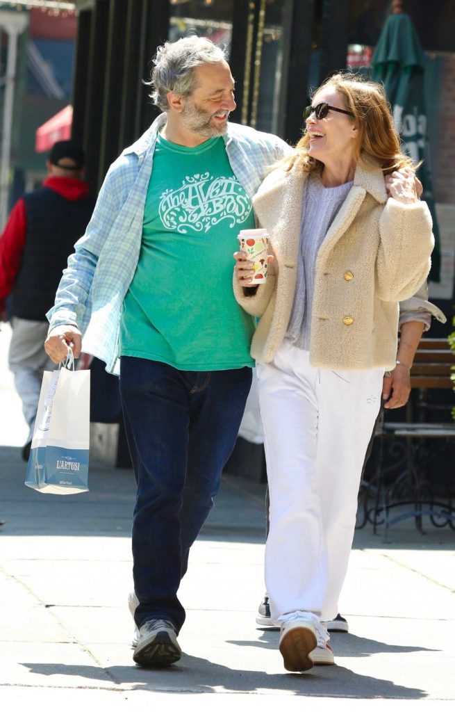 Leslie Mann in a White Sweatpants