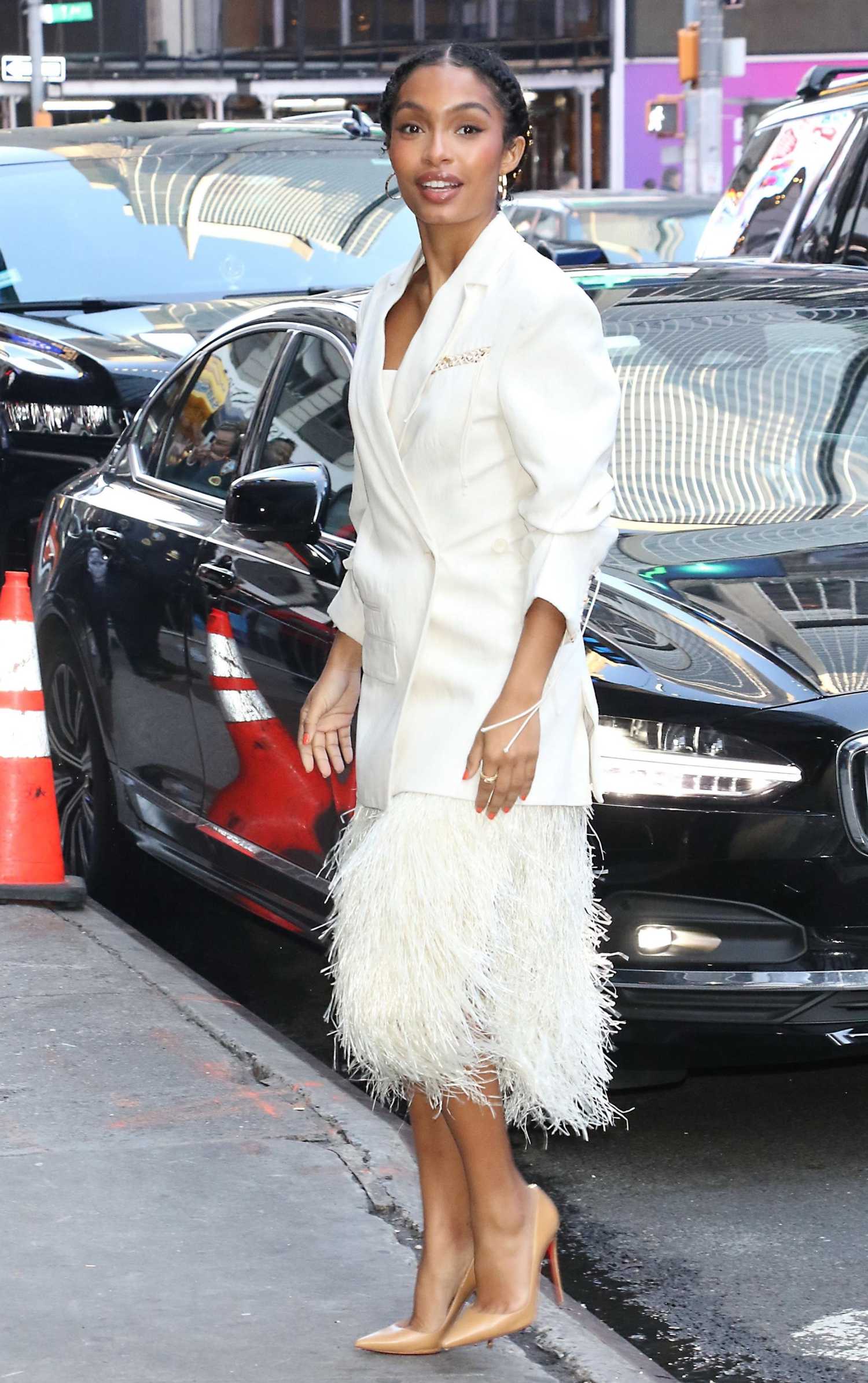 Yara Shahidi In A White Blazer Arrives At Good Morning America In New ...