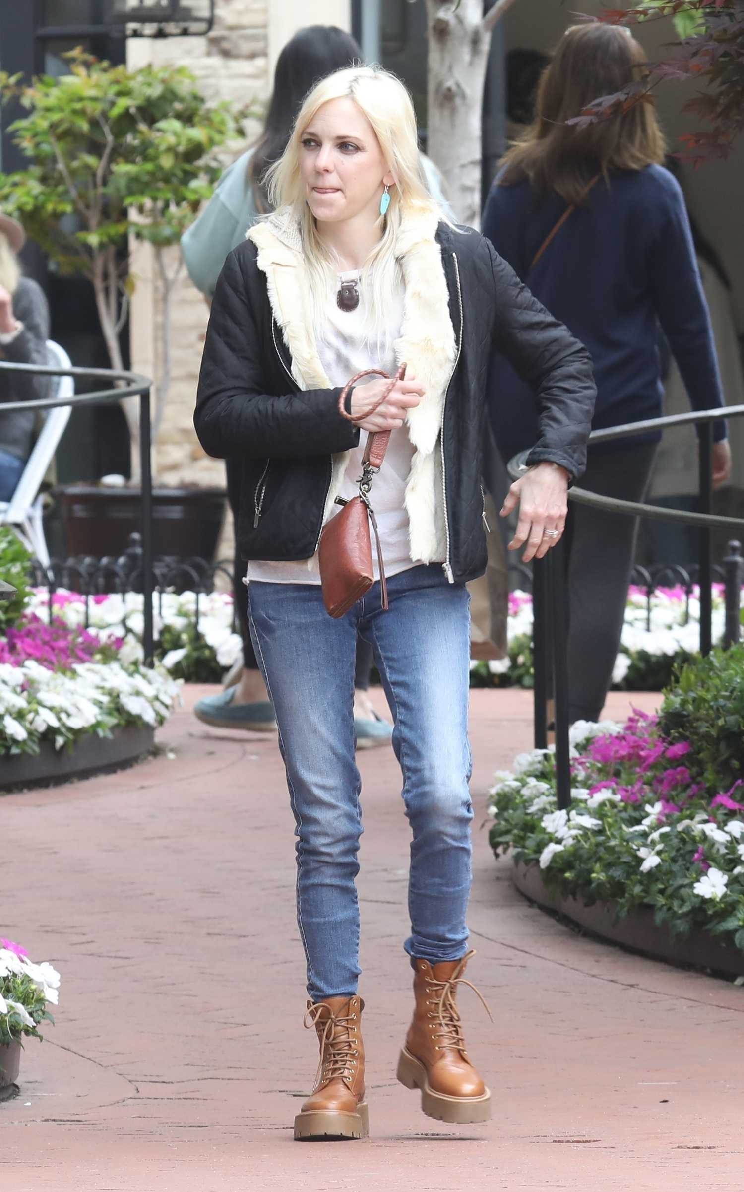 Anna Faris in a Black Jacket Was Seen Out in Pacific Palisades – Celeb