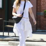 Jennifer Lawrence in a White Tee Arrives at the Nail Salon in New York