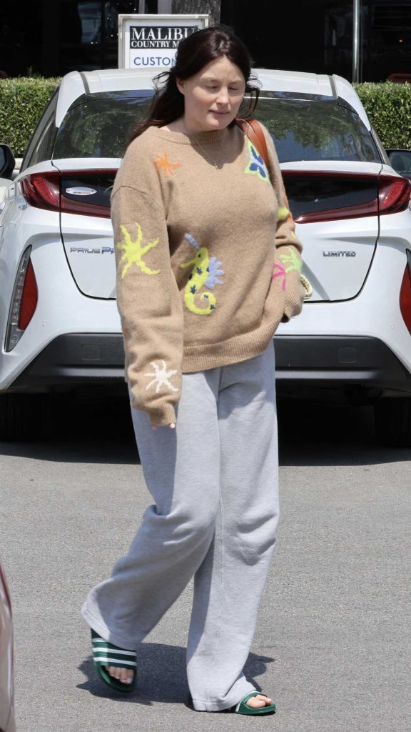 Olivia Millar in a Grey Sweatpants