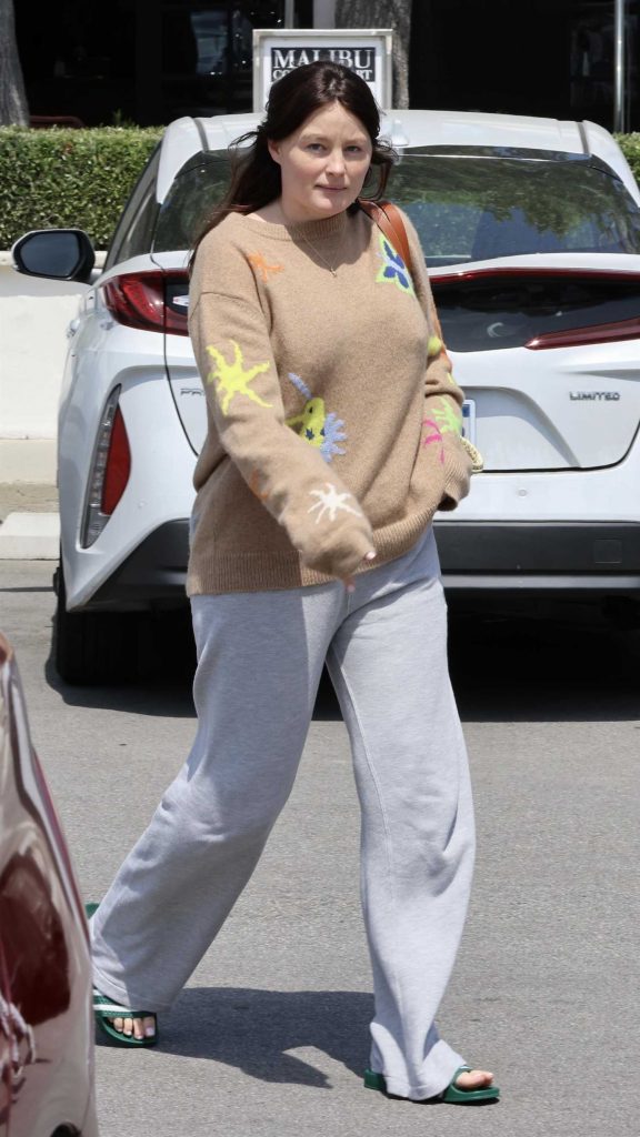 Olivia Millar in a Grey Sweatpants