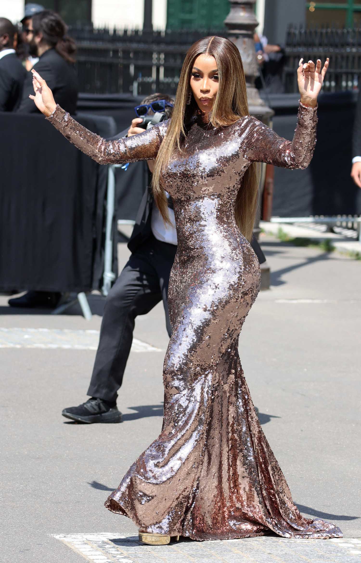 Cardi B Arrives at the Fendi Fashion Show During 2023 Paris Fashion ...