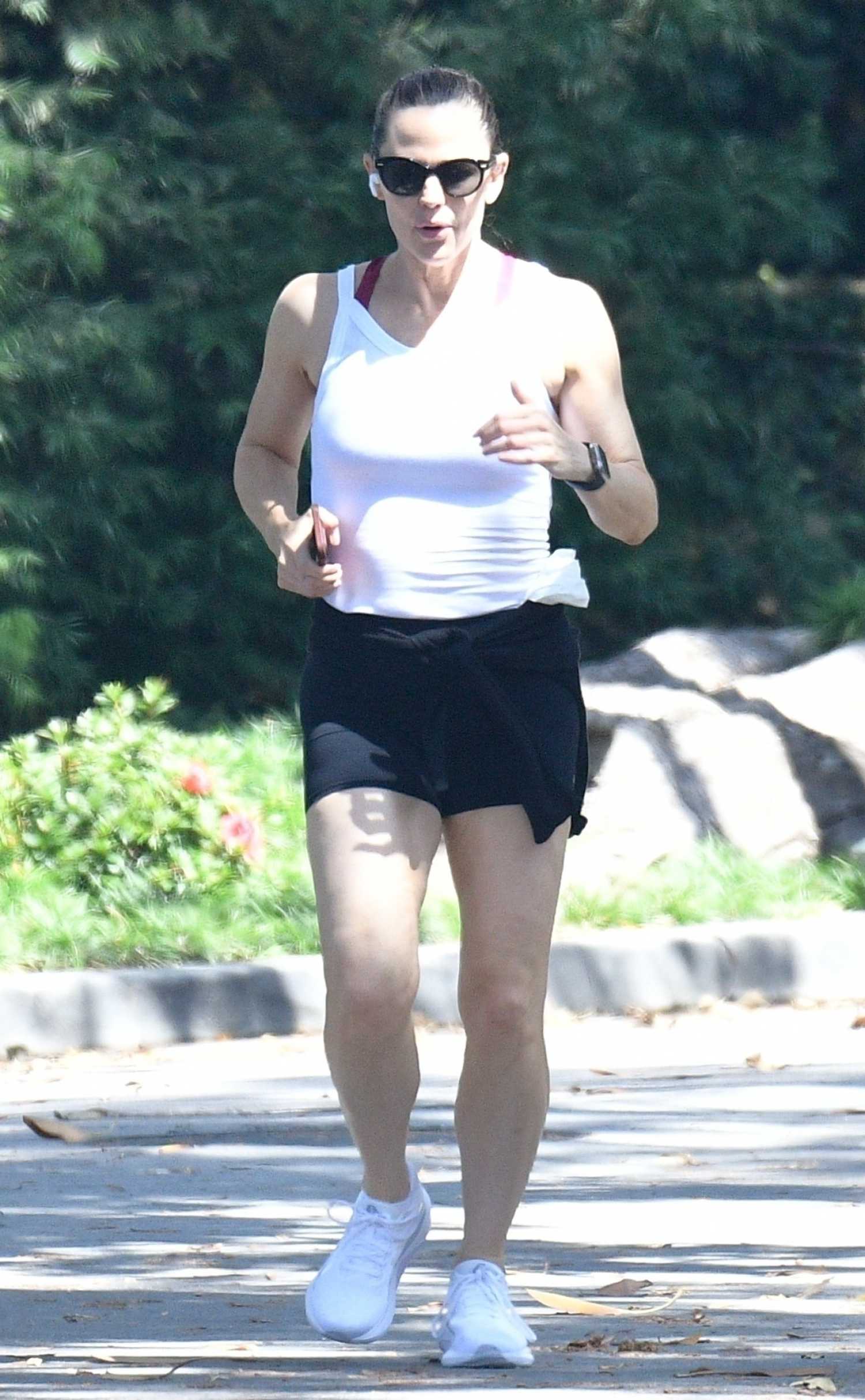 Jennifer Garner in a White Tank Top Was Seen During an Intense Run