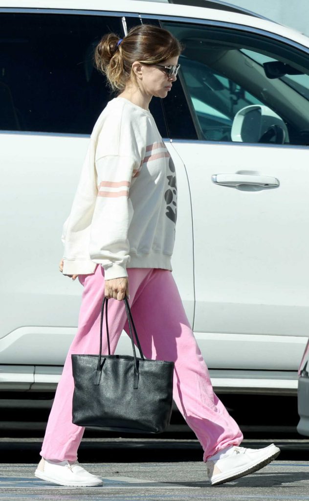 Donna D'Errico in a Pink Sweatpants
