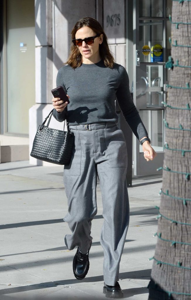 Jennifer Garner in a Grey Pants