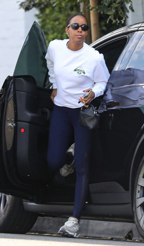Kelly Rowland in a White Sweatshirt