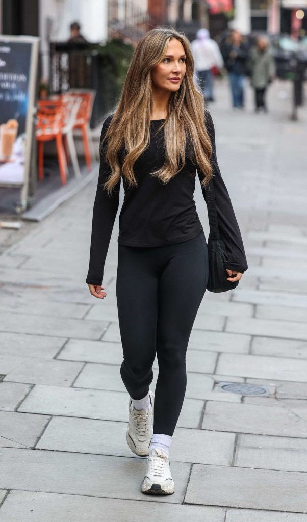 Jessie Wynter in a Black Leggings