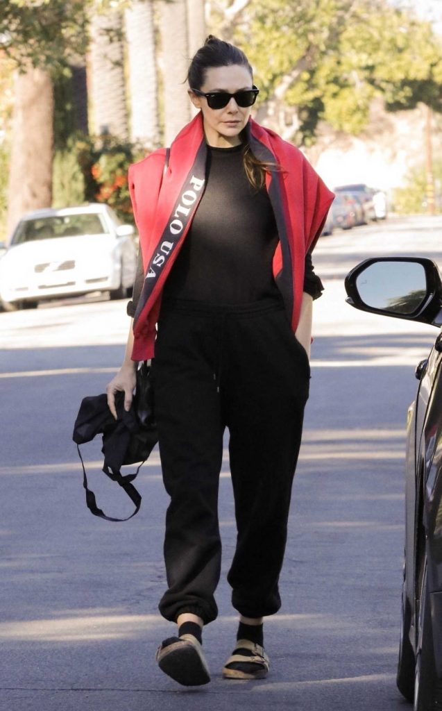Elizabeth Olsen in a Black Sweatpants