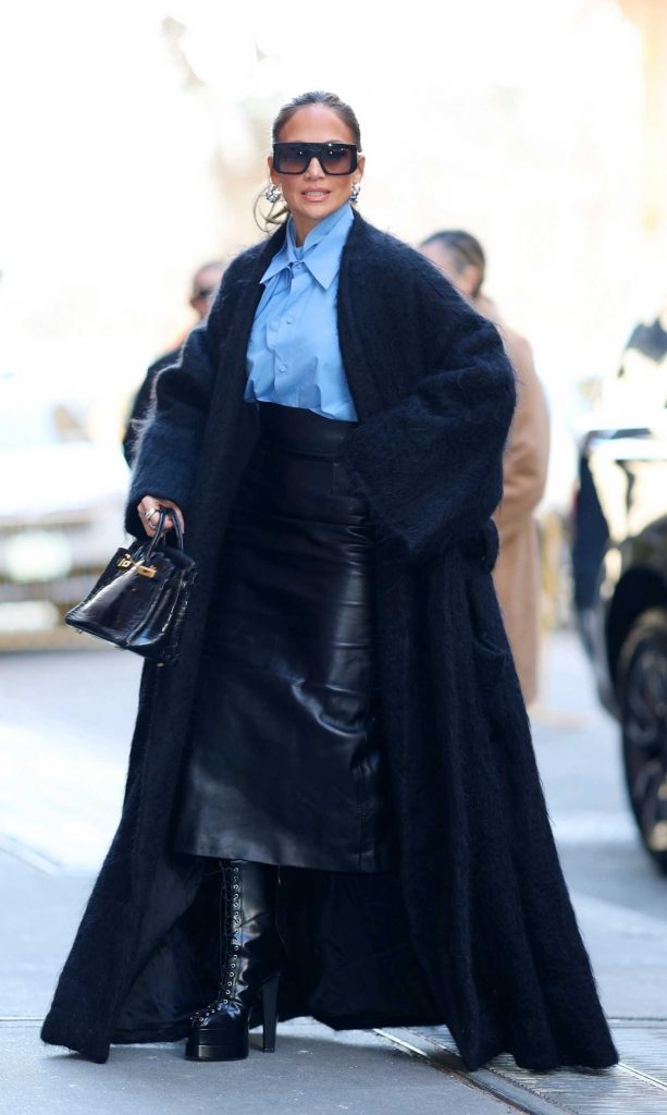 Jennifer Lopez in a Black Leather Skirt