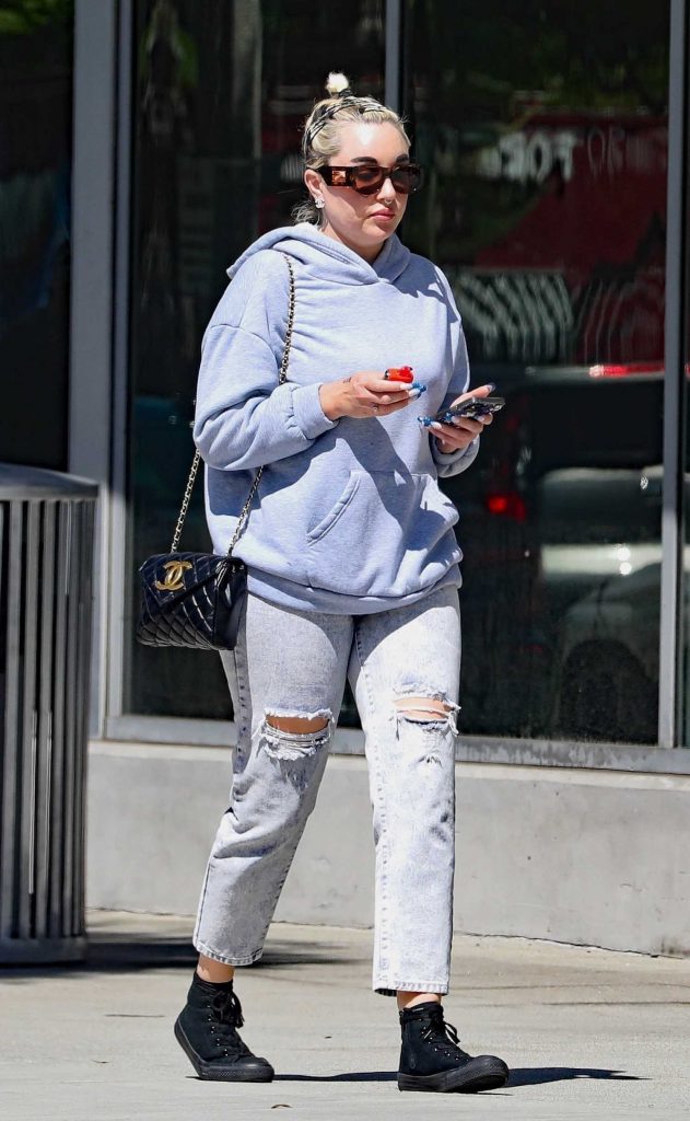 Amanda Bynes in a Blue Ripped Jeans