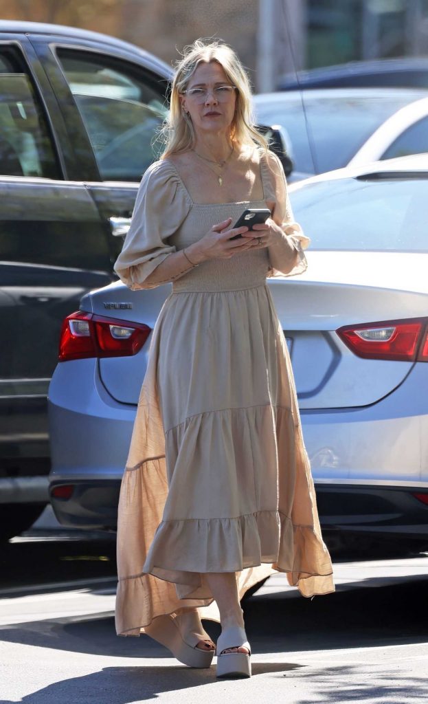 Jennie Garth in a Beige Dress