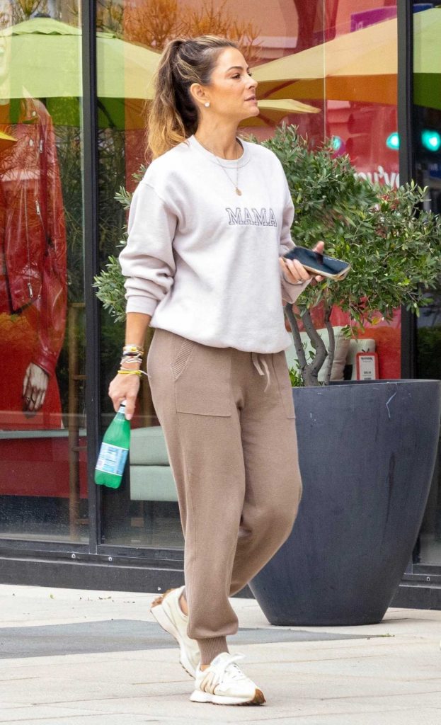 Maria Menounos in a White Sweatshirt