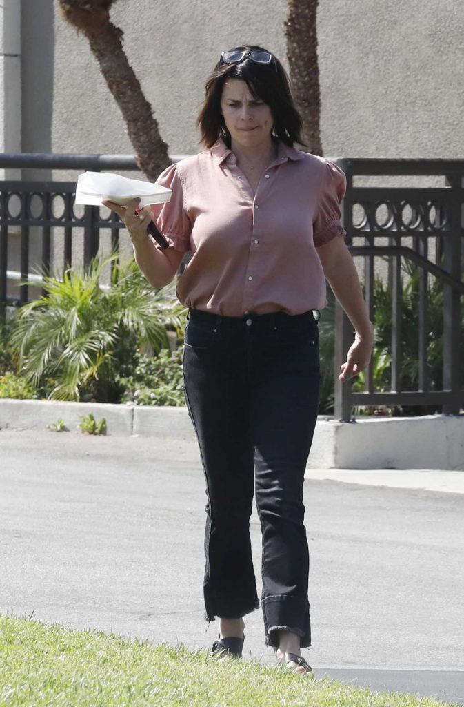 Neve Campbell in Black Jeans