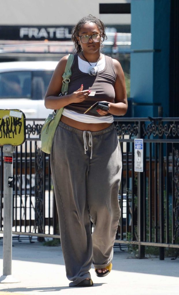 Sasha Obama in a Grey Sweatpants