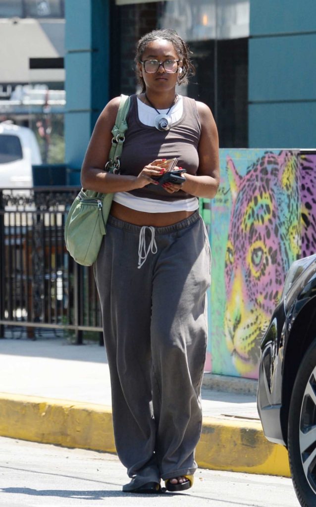 Sasha Obama in a Grey Sweatpants