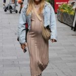 Sian Welby in a Tight Beige Maternity Dress Arrives at the Global Studios in London
