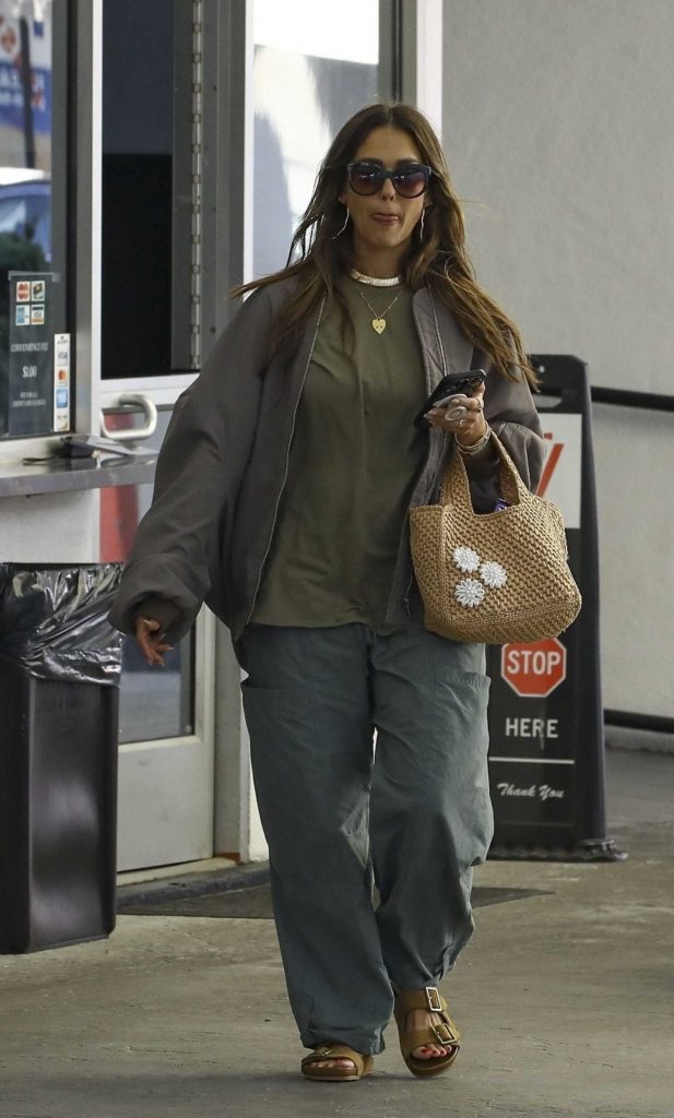 Jessica Alba in an Olive Pants