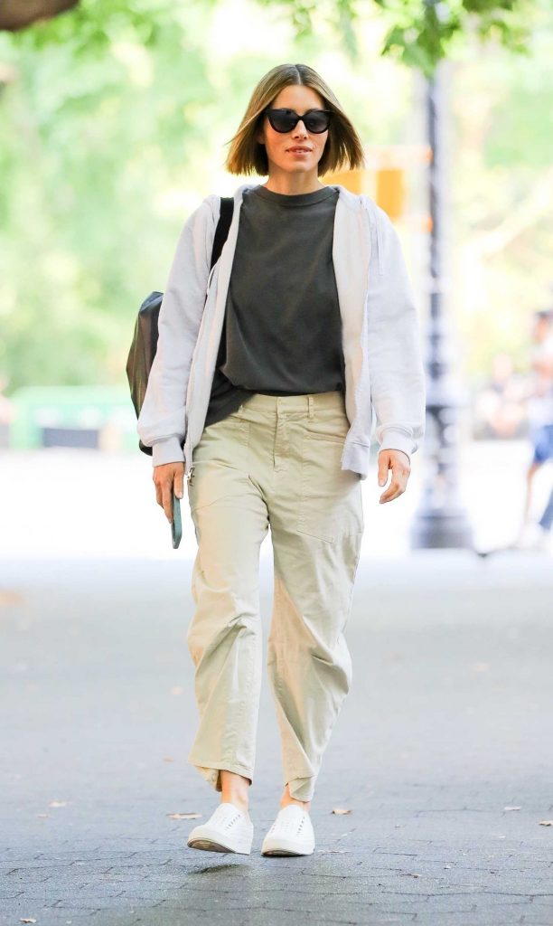 Jessica Biel in a Beige Pants