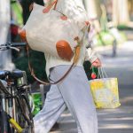 Katie Holmes in a Black Cap Arrives Home in Pittsburgh