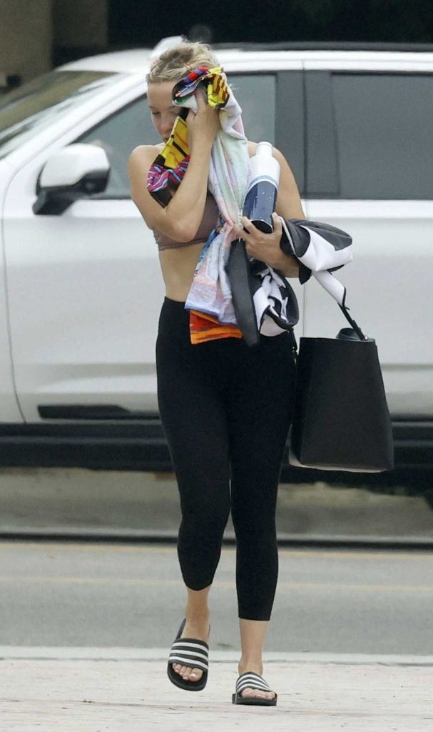 Kate Hudson in a Black Leggings