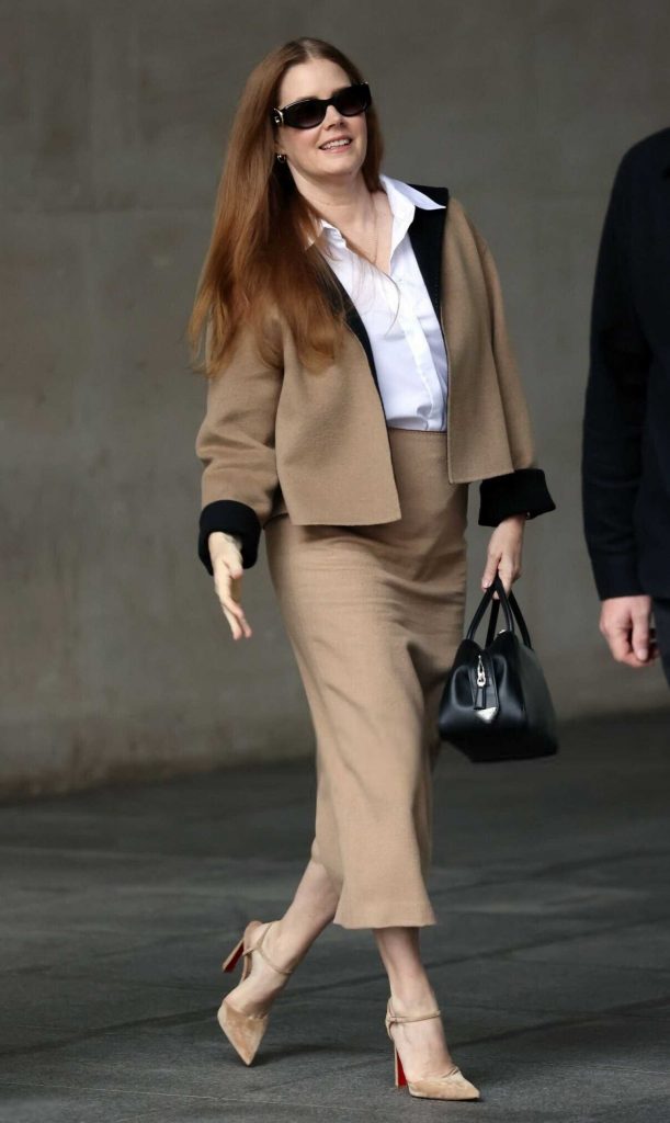 Amy Adams in a Beige Skirt