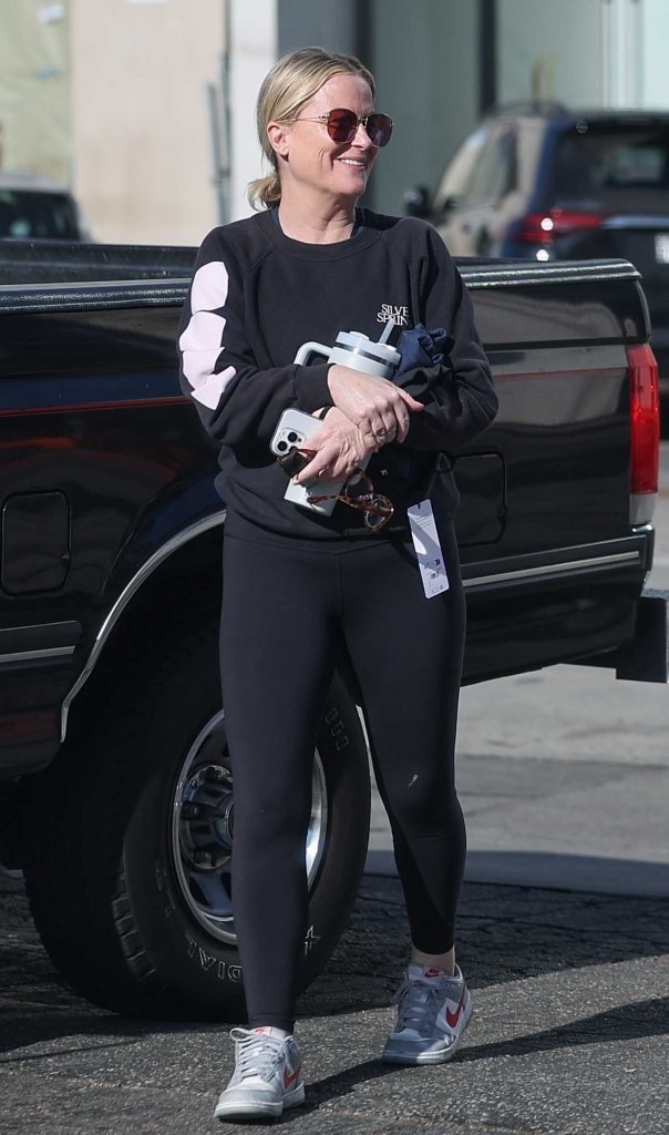 Amy Poehler in a Black Leggings