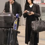 Gabbriette Bechtel in a Black Outfit Arrives at LAX Airport with Matty Healy in Los Angeles
