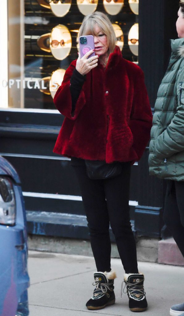 Goldie Hawn in a Red Fur Coat