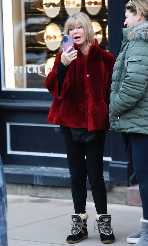 Goldie Hawn in a Red Fur Coat