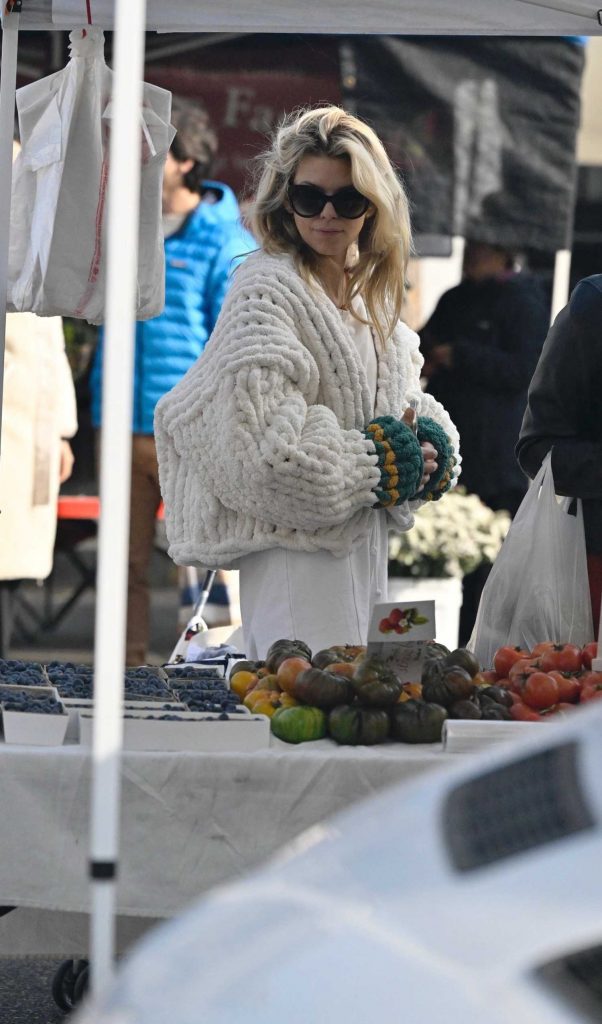 AnnaLynne McCord in a White Pants