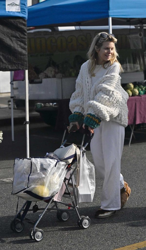 AnnaLynne McCord in a White Pants