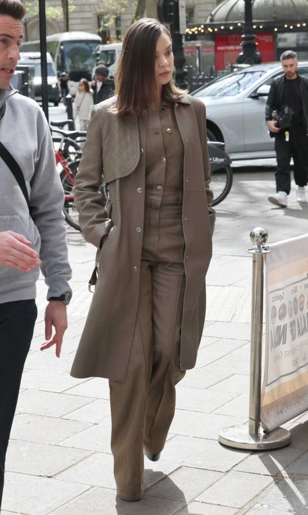 Hailee Steinfeld in a Tan Ensemble
