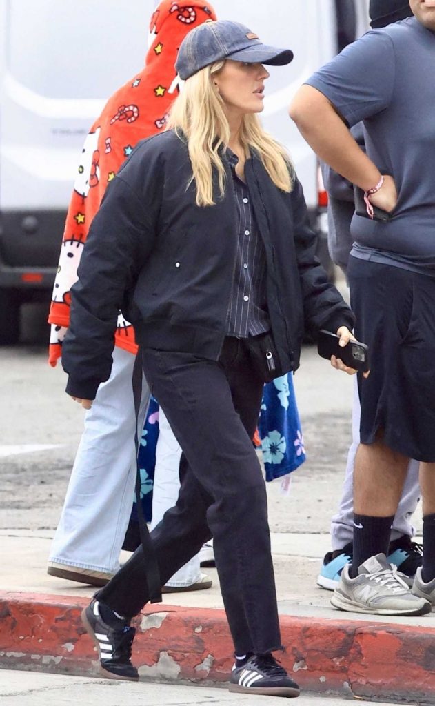 Ellie Goulding in a Black Sneakers