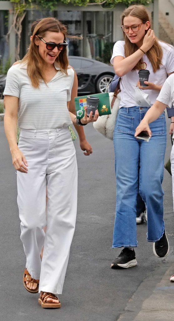 Jennifer Garner in a White Pants
