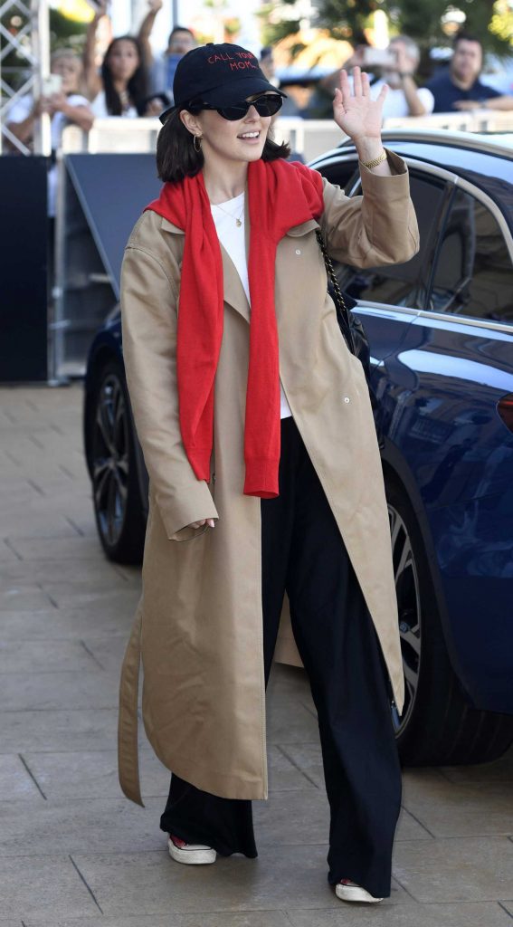Zoey Deutch in a Beige Trench Coat