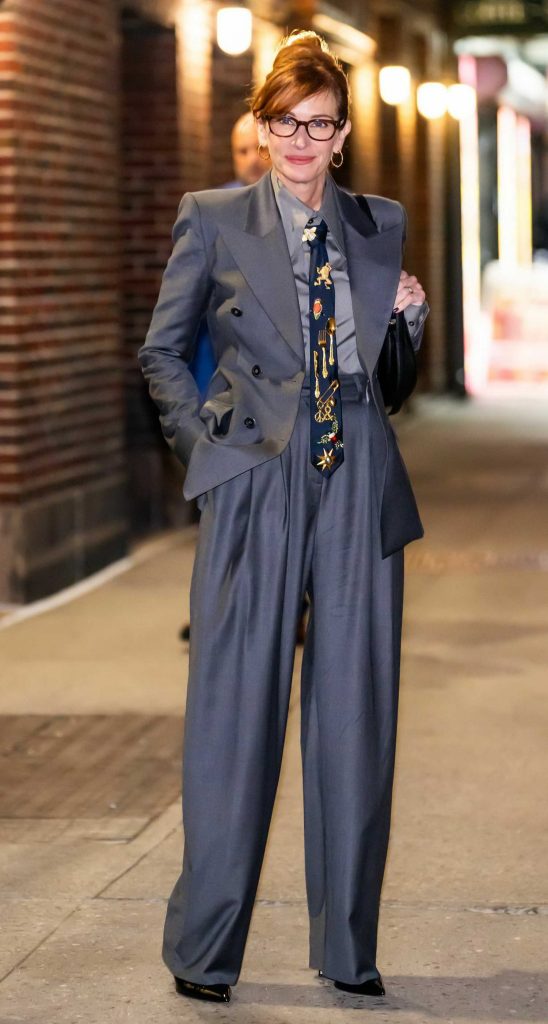 Julia Roberts in a Grey Pantsuit