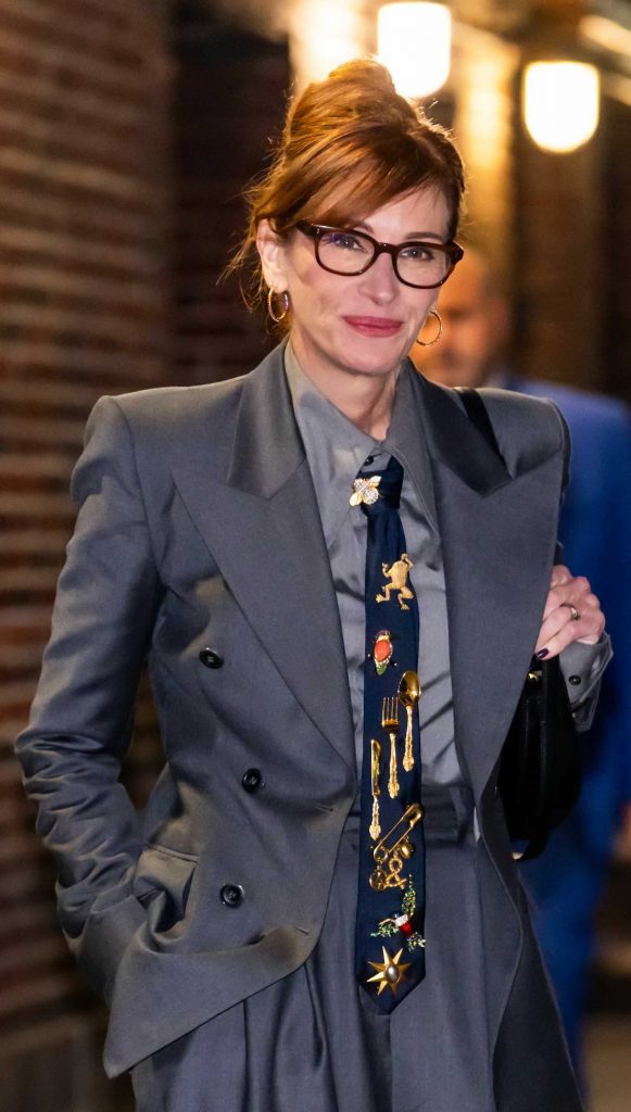 Julia Roberts in a Grey Pantsuit