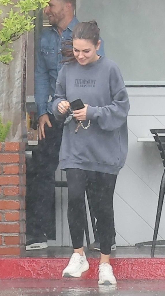 Mila Kunis in a Grey Oversized Sweatshirt