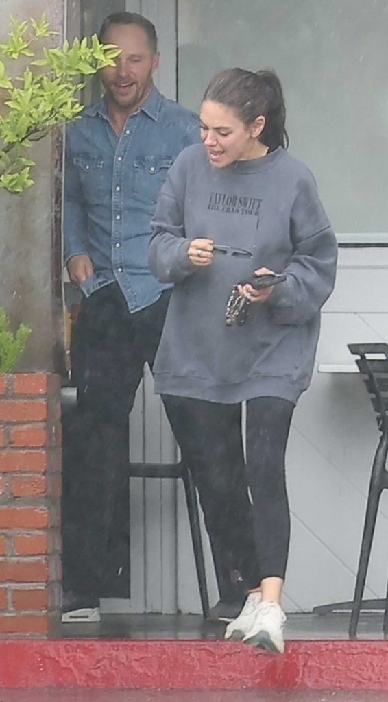 Mila Kunis in a Grey Oversized Sweatshirt