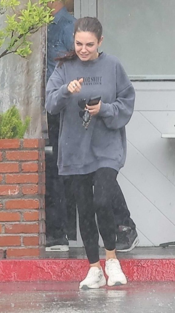Mila Kunis in a Grey Oversized Sweatshirt
