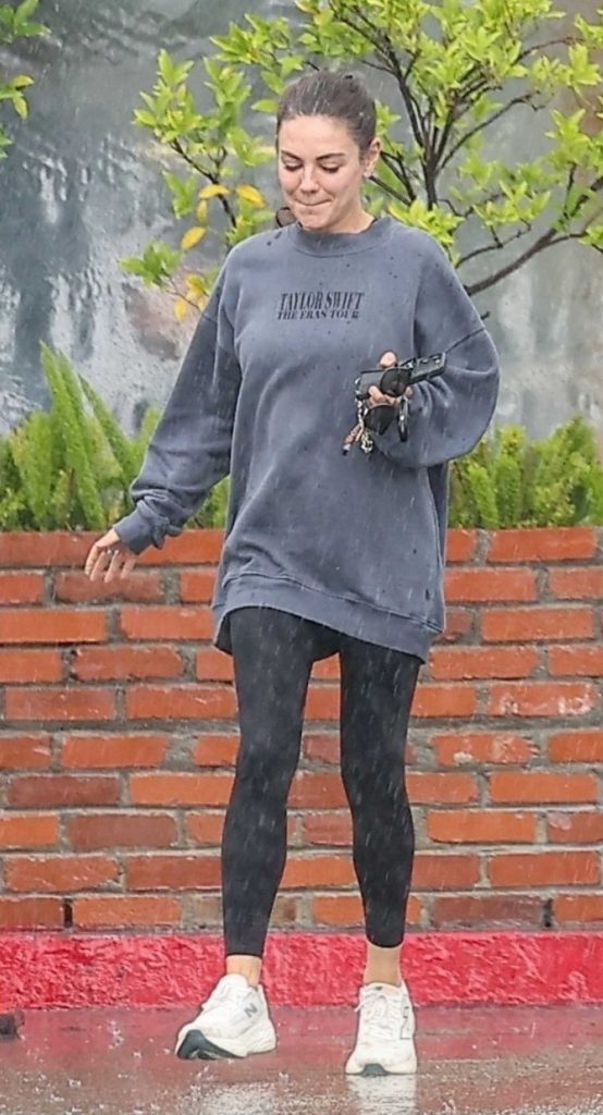 Mila Kunis in a Grey Oversized Sweatshirt