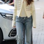 Daisy Edgar-Jones in a Beige Blazer Arrives at BBC Studios in London