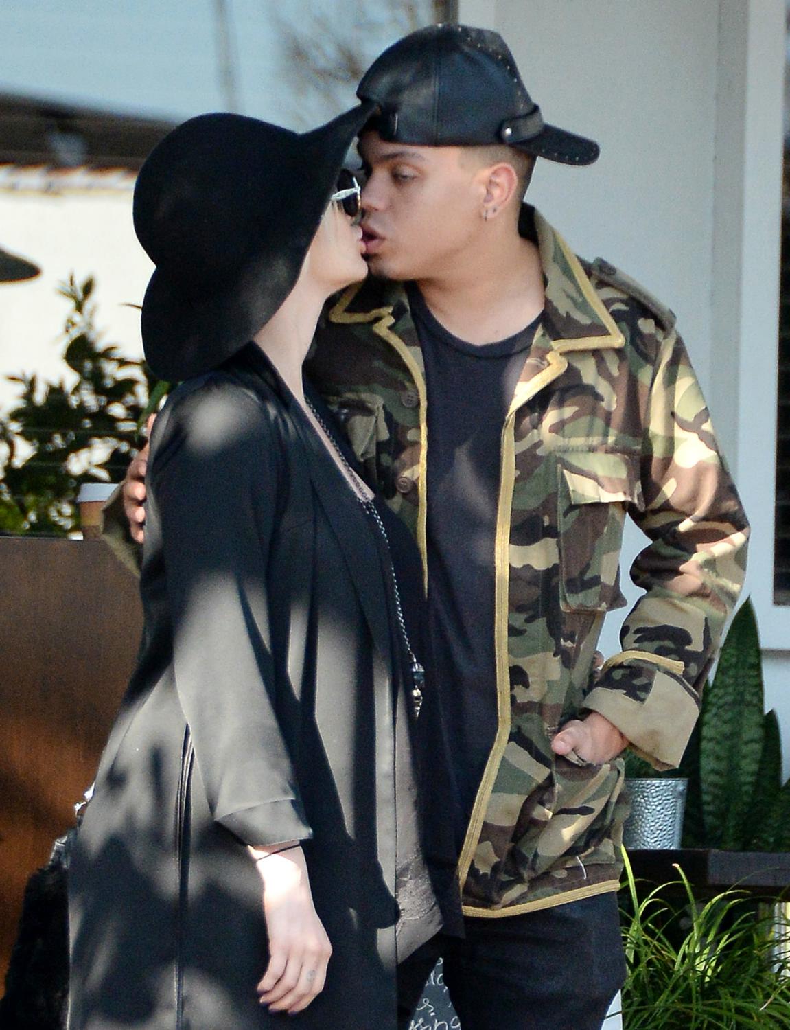 Ashlee Simpson And Evan Ross Get Kissy On Their Outing Celeb Donut 7098