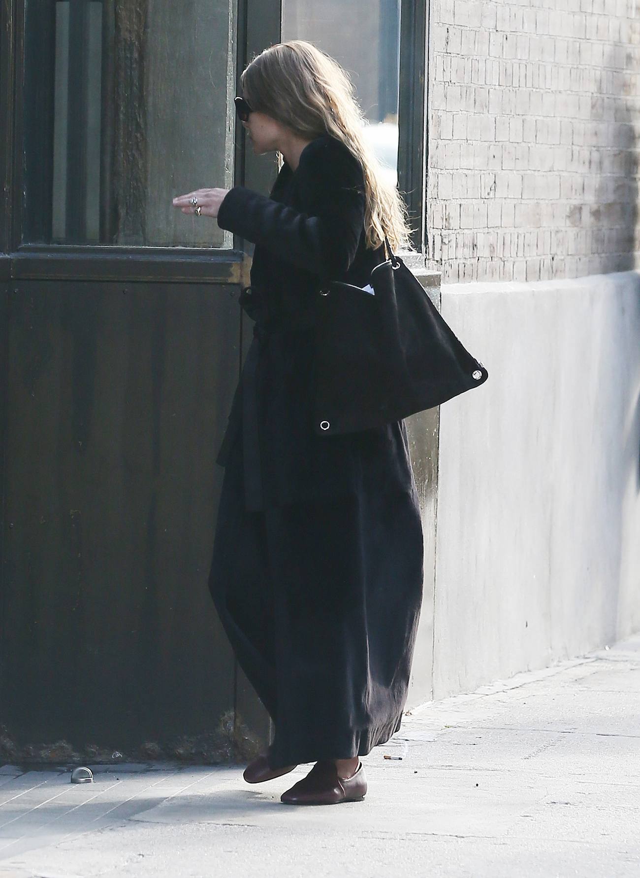 Ashley Olsen Smoking Away in New York City – Celeb Donut