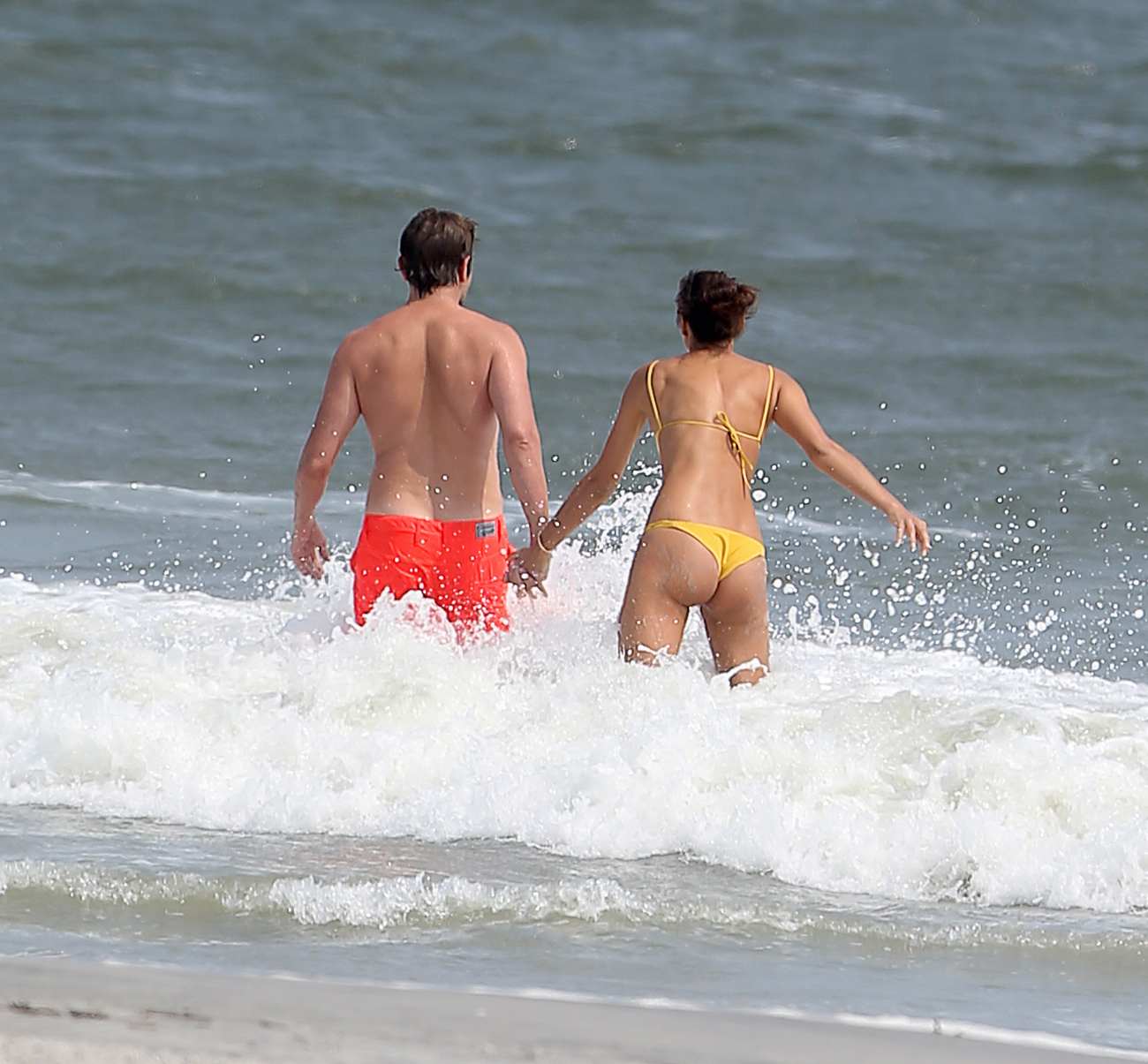 Irina Shayk and Bradley Cooper на пляже